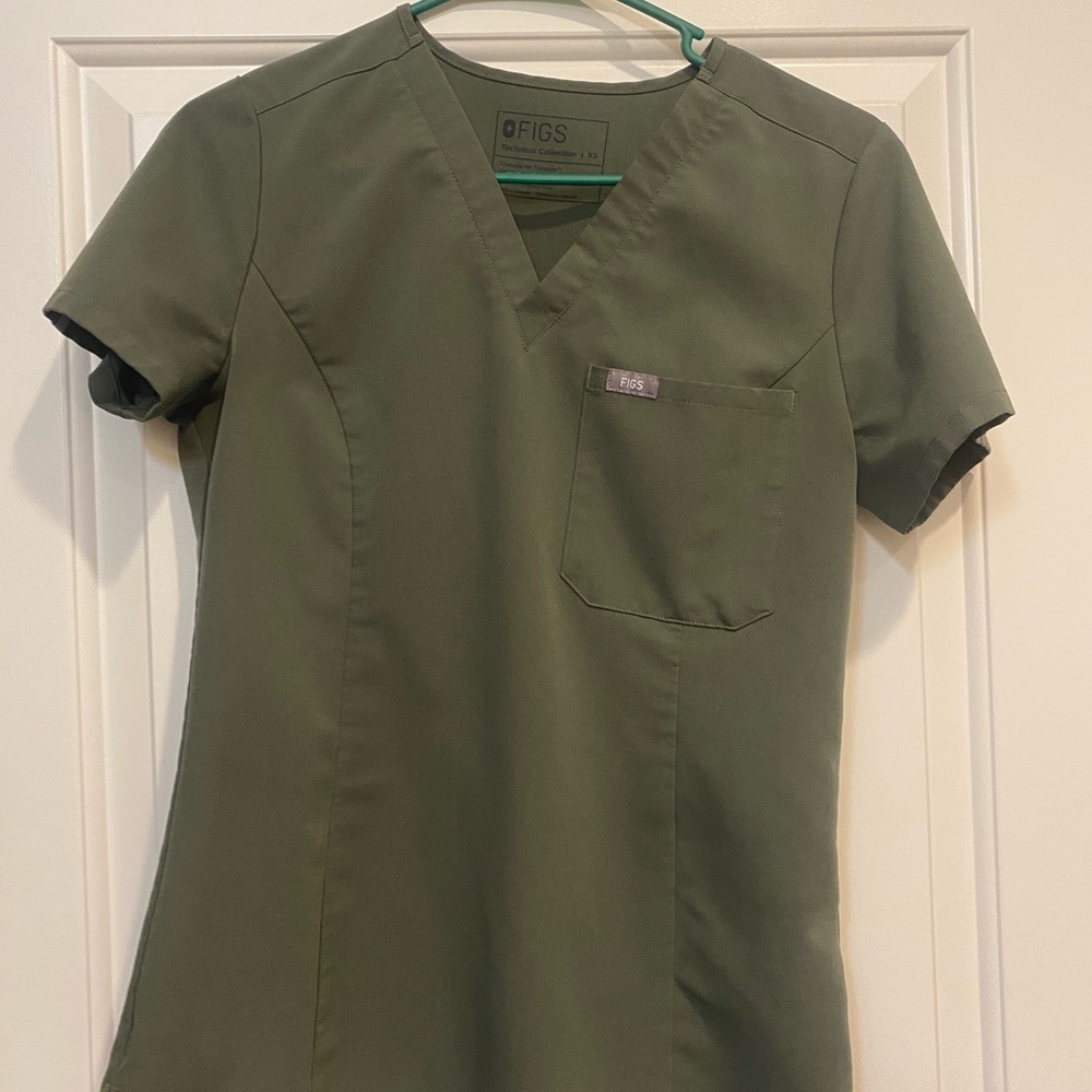 Figs scrub set. Xs slim fit top. Small bottom. Great shape. Moss color